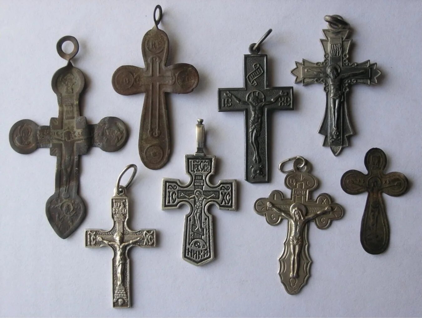 Невысокие кресты. Святая троица. Царь славы староверский крест. Староверский наперсный крест. Невысокие кресты.