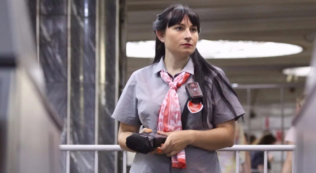 Контролеры гку организатор перевозок. Контролеры в метро. Форма контролёра в москве. Контролеры гку организатор перевозок. Форма работников метрополитена.