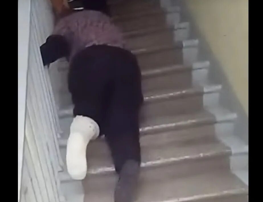Больно подниматься по лестнице. Ползком по лестнице. Бабушка на лестнице. Спускаться с лестницы со сломанной ногой. Старушка спускается по лестнице.