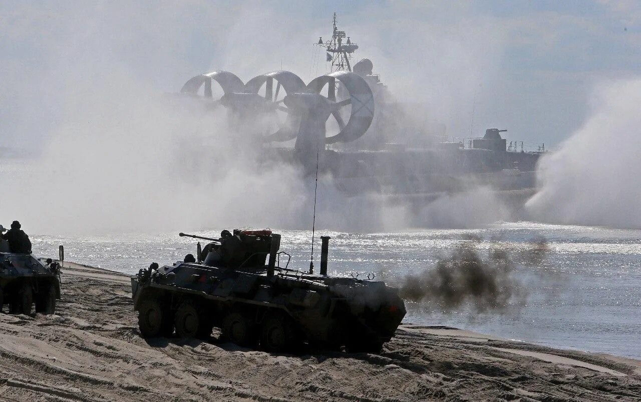 Бтр морской пехоты балтийского флота. Высадка десанта морской пехоты. Десант с бдк. Высадка десанта морской пехоты. Бтр-80 вмф.