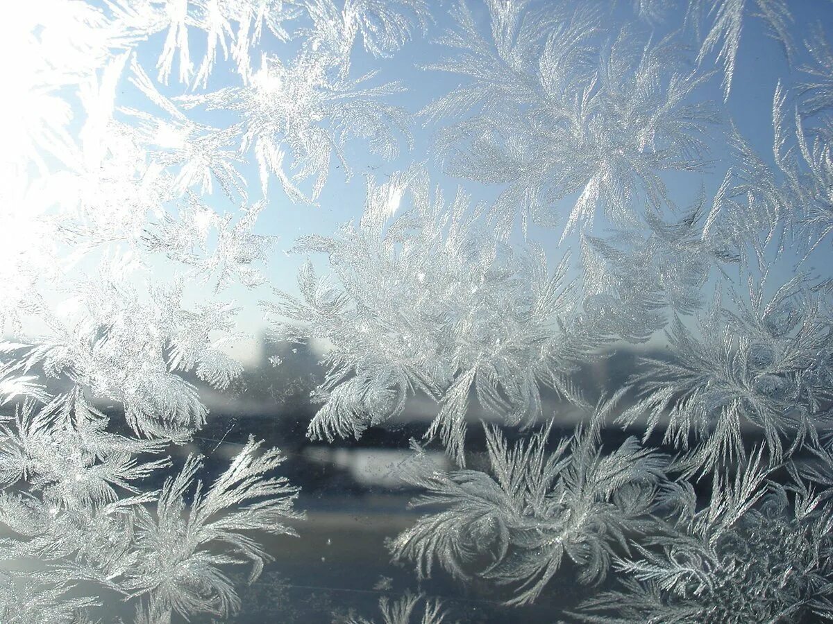 Бальмонт морозные узоры. Морозные узоры на окне. Морозные узоры на стекле.