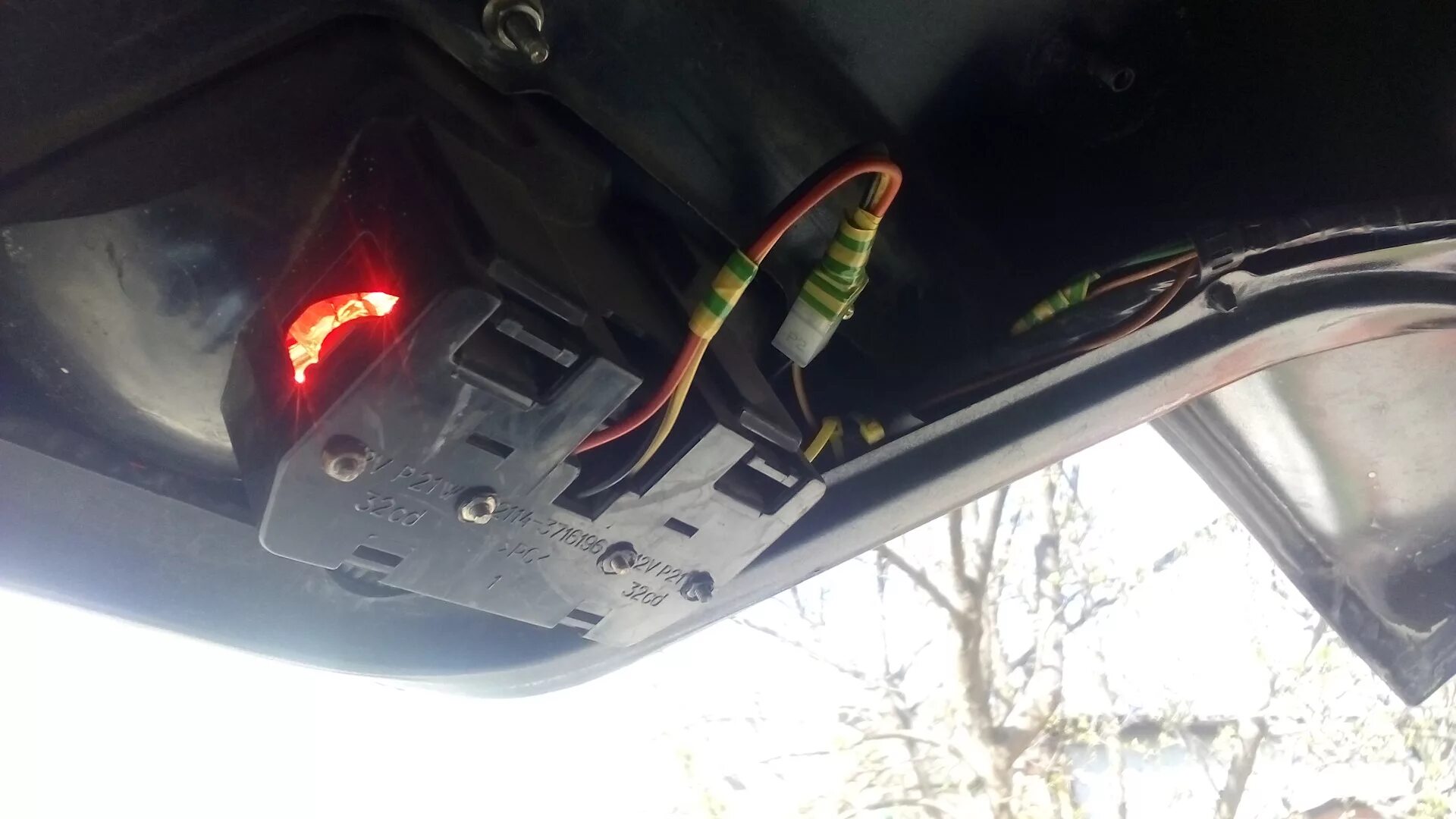 Не включается задние фонари. Схема включения задних фонарей ваз 2107. Реле сигнала нива 21214 инжектор. Не включается задние фонари. Лампочка стоп сигнала ваз 2107.