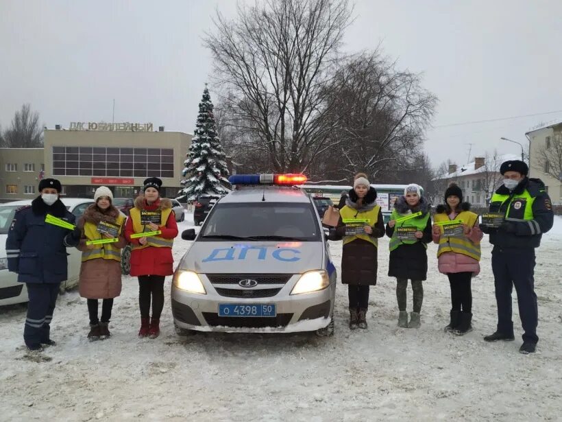 Погода воскресенск московская. Местное отделение партии единая россия. Воскресенск люди. Сотрудники администрация воскресенск. Встреча жителей деревни черная с выездной администрацией.