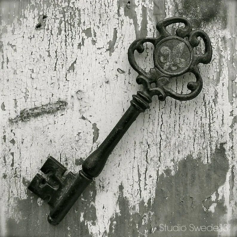 Key to the past. Старинный ключ. Красивый старинный ключ. Антикварный ключ. Древние ключи.