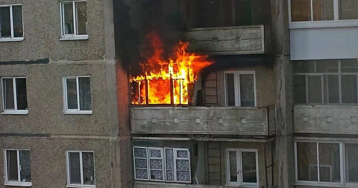 Пожар в квартире. Горящий многоэтажный дом. Пожар в панельном доме. Сгоревшее окно