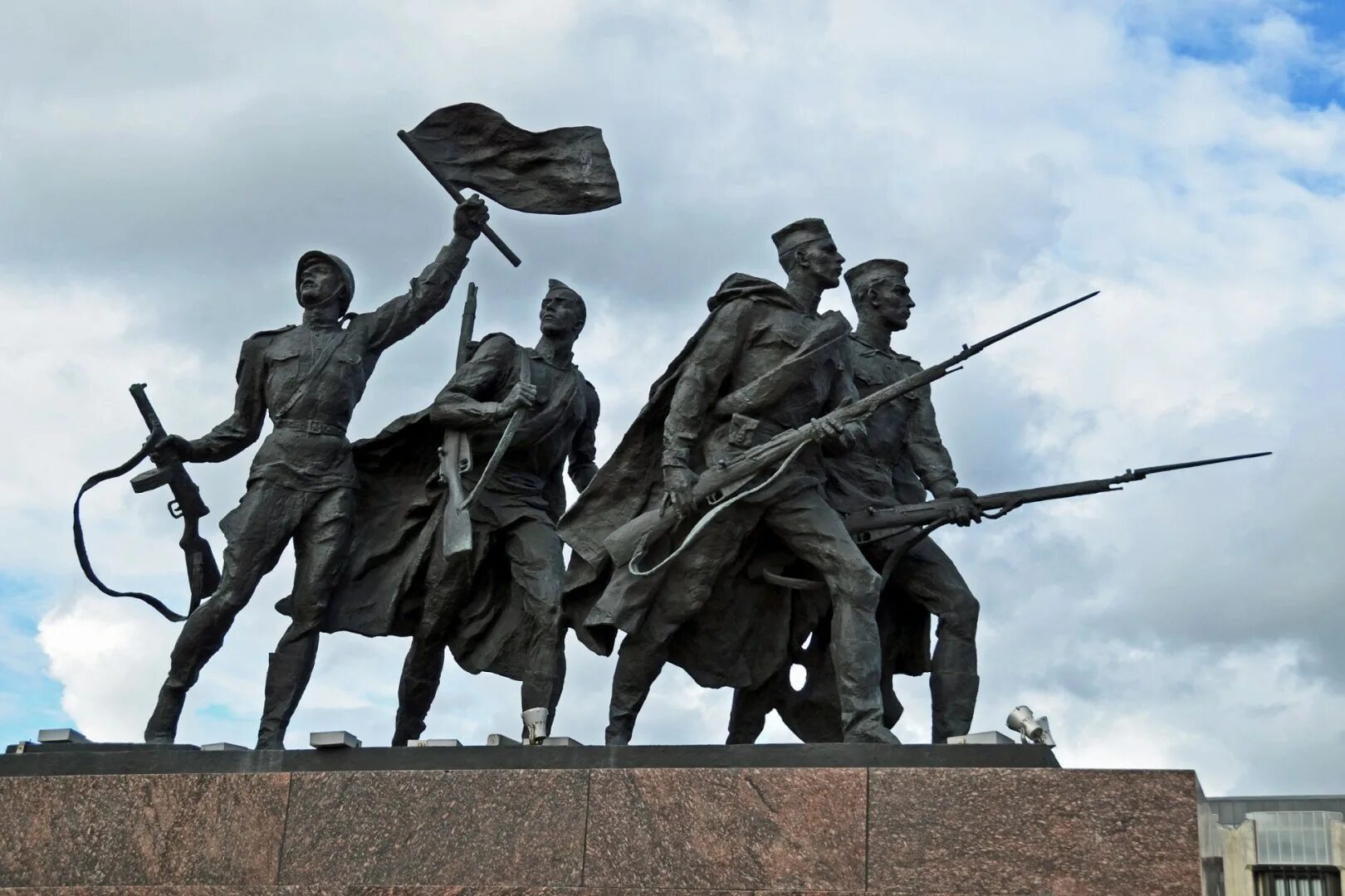 В каком городе установлен памятник героям. Монумент героическим защитникам ленинграда. ленинград город герой памятники. монумент в санкт петербурге победы в отечественной войне. героическим защитникам ленинграда аникушин.