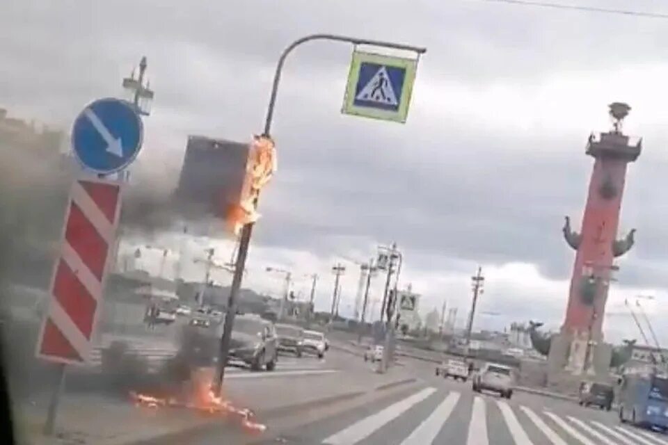 Что горит на васильевском острове. На стралке васильевского островазагорелся автобус. на стрелке васильевского острова загорелся автобус. светофор горит пожар.