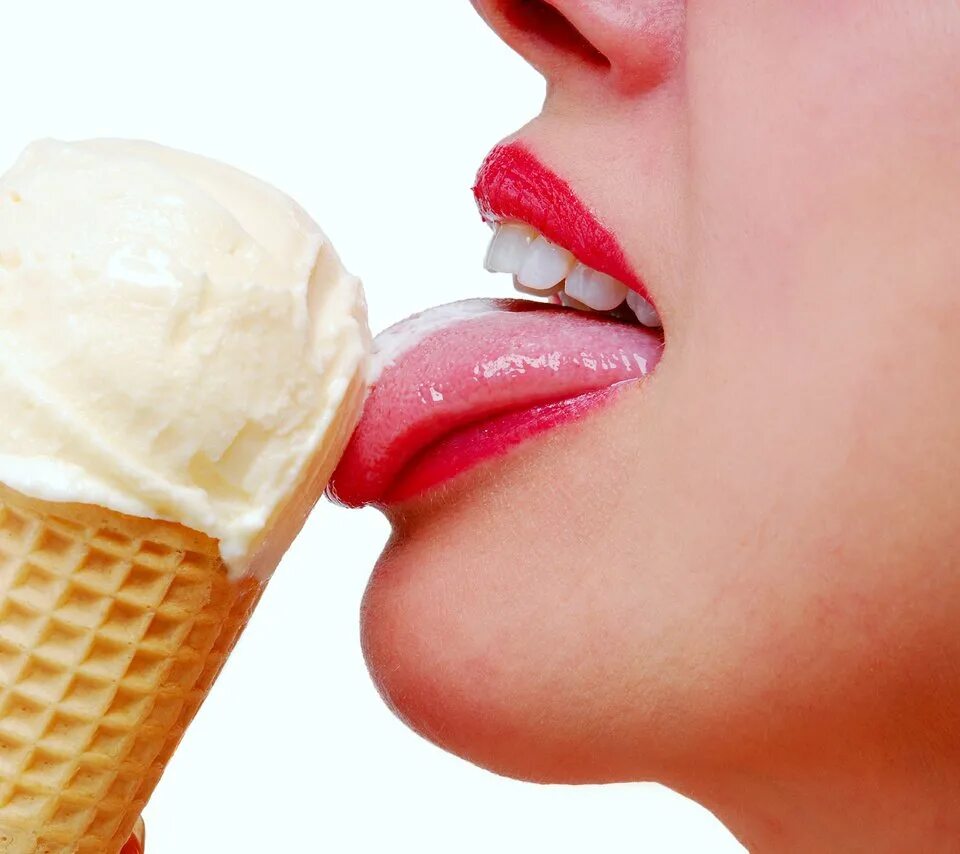 Красиво лижет языком. Облизывает мороженое. Девушка и мороженое. Лижет мороженое. Девушка облизывает мороженое.
