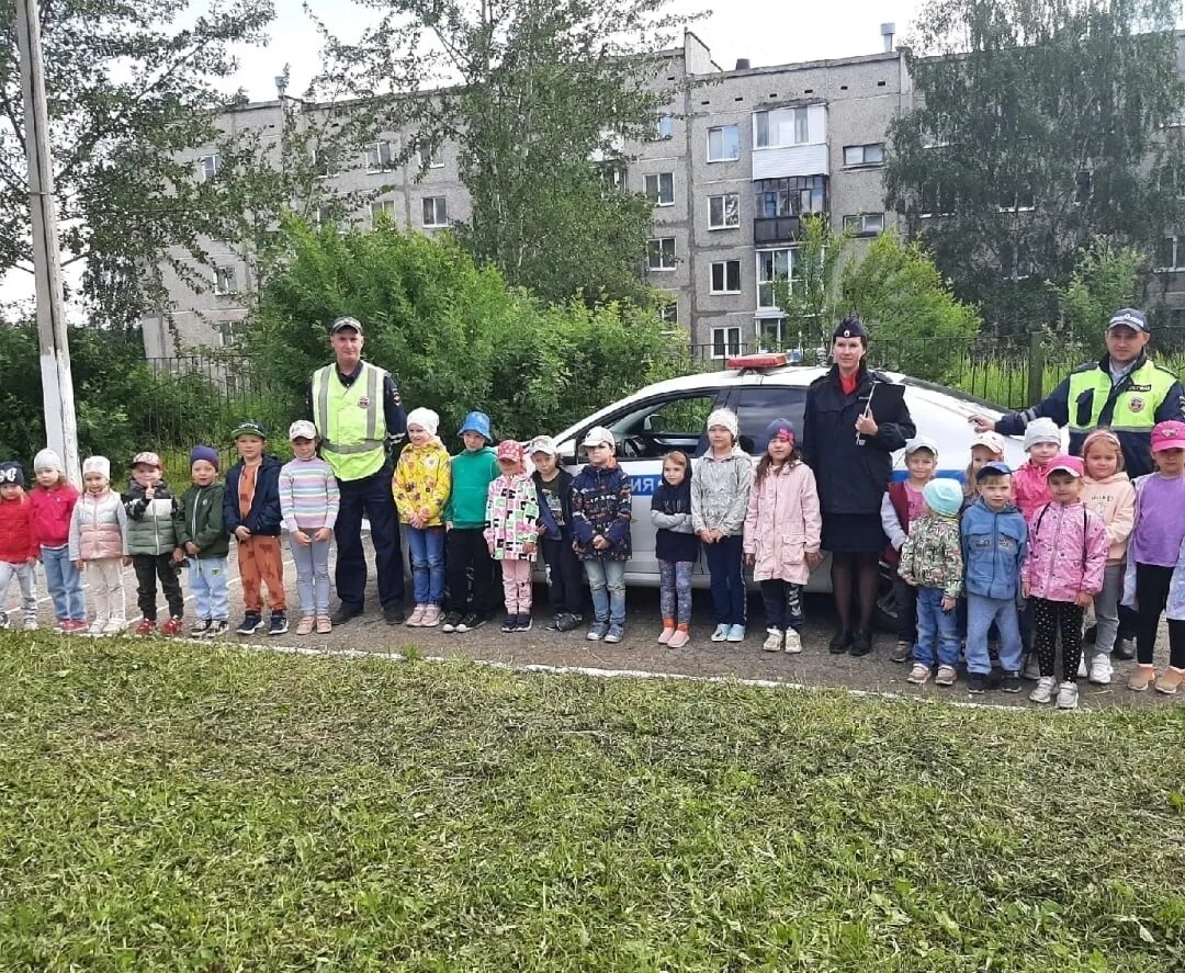 Логотип радиостанции 2 берега березники официальный. Временное ограничение движения транспорта картинка. Траектория движения по перекрестку. Дорога пермь березники. Эстафета усолье пермский край фото.