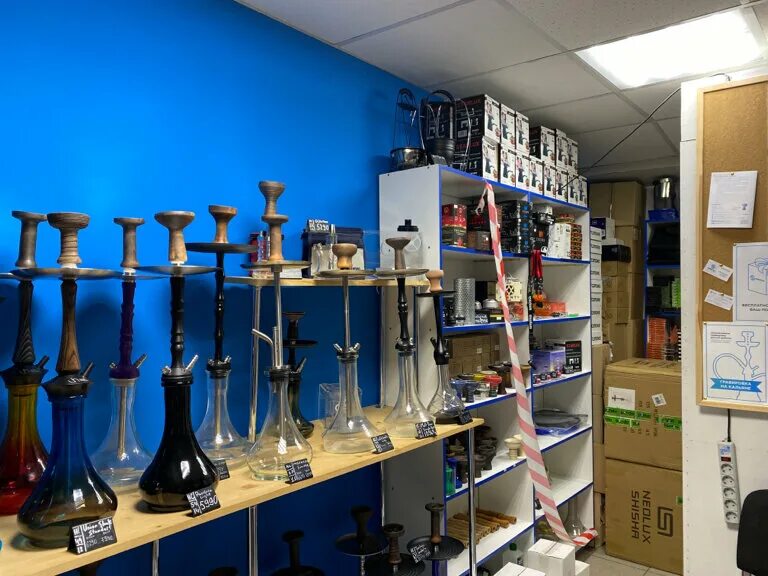 полки для кальянного магазина. табачные магазины в шадринске. стеллаж под кальяны. дуть кальянная казань. стеллажи табак кальян.