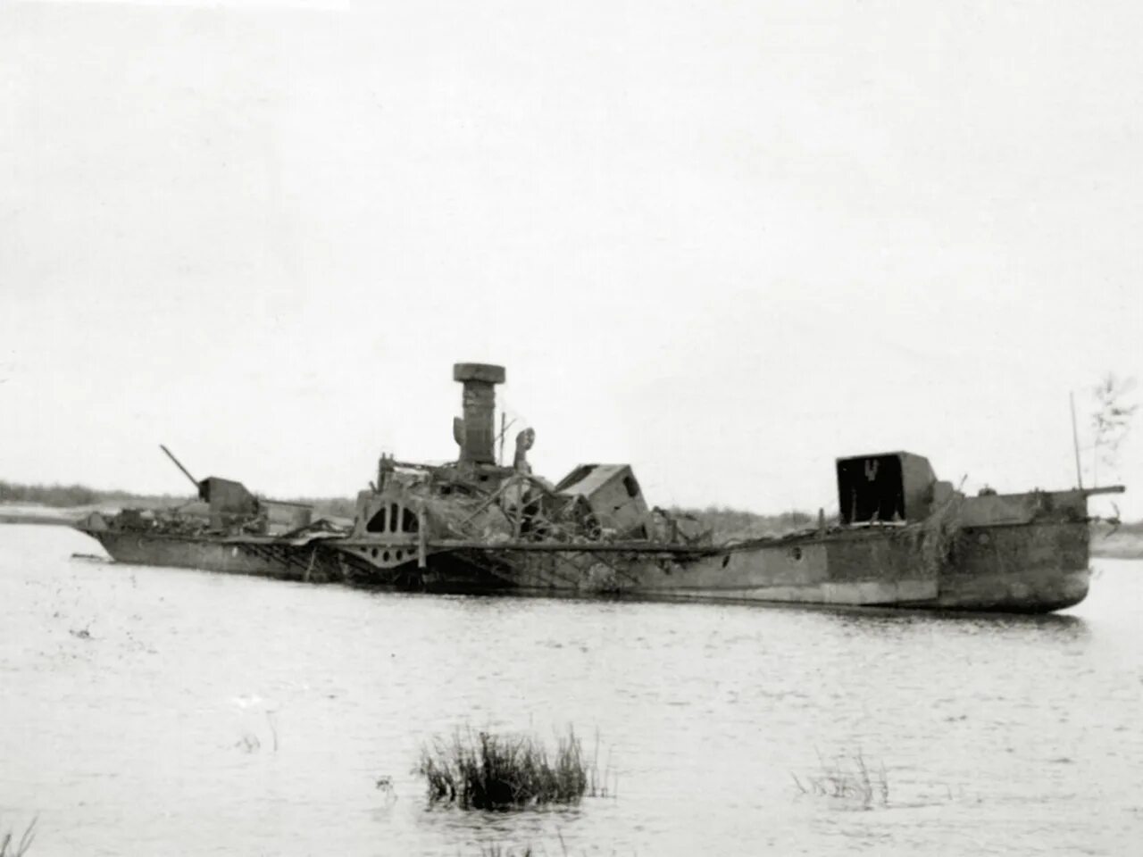 Лодка была обстреляна вражеской. Артиллерия подводных лодок. Советская подводная лодка щ- 406. Канонерская лодка усыскин ведет огонь по врагу. Атомоходы 1970 года.