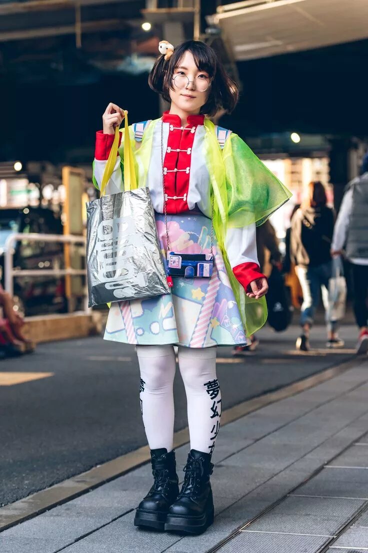 Направление в японской моде 1990. Харадзюку Токио. Японский уличный стиль Харадзюку. Токио Street Fashion 2019. Неделя моды в Токио стрит стайл.