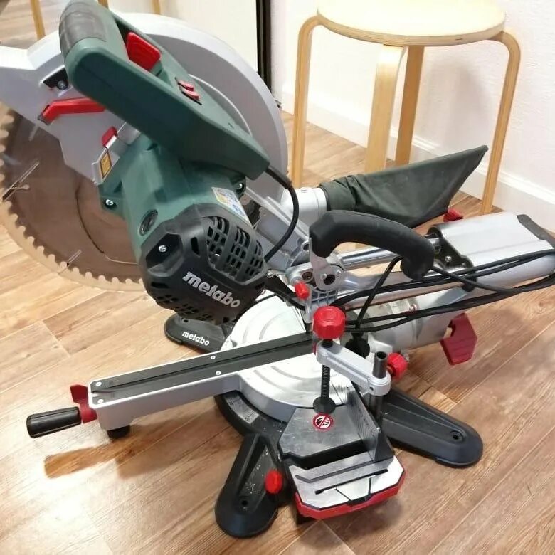 Торцевые пилы 305. Пилы Metabo KGS 305m. Метабо KGS 305 M. Торцовочная пила Метабо 305. Торцовочная пила Метабо KGS 305 M.