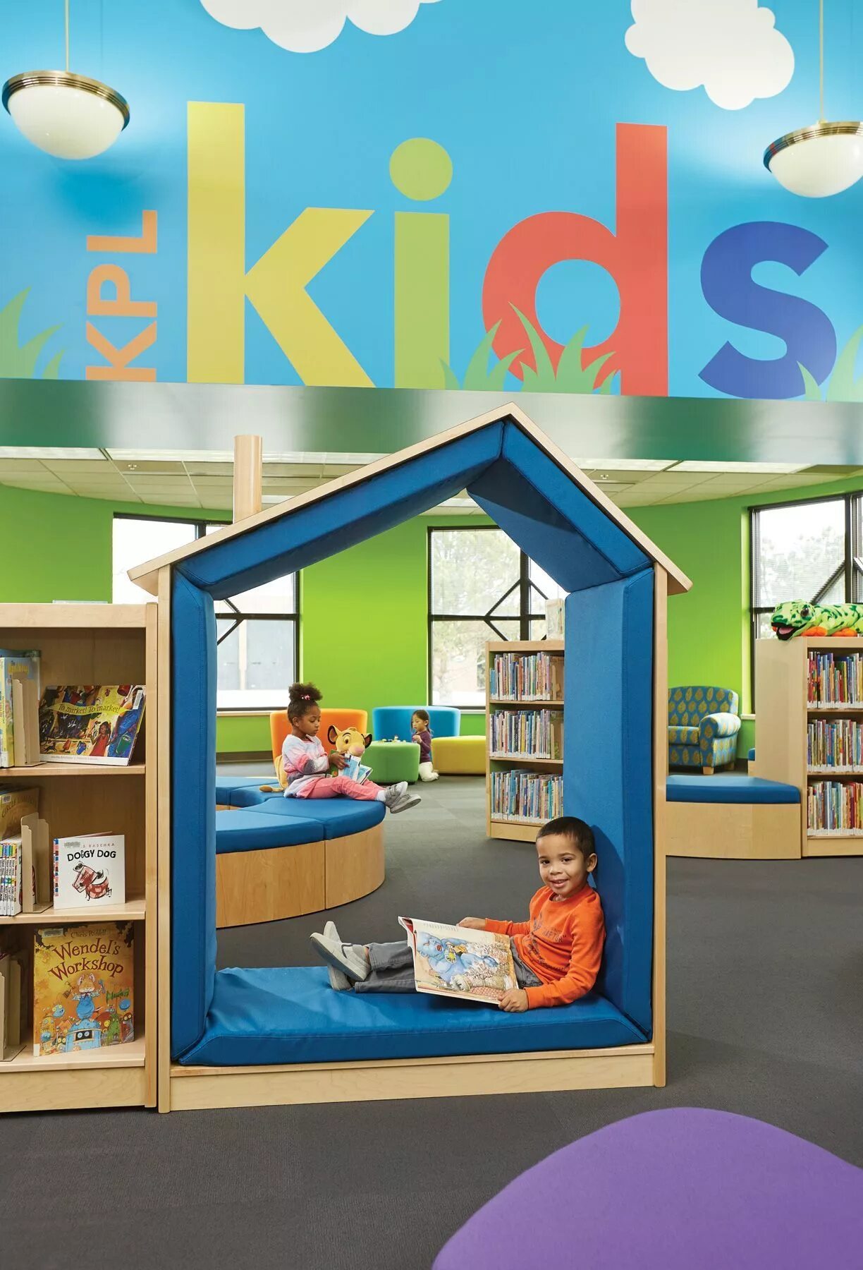 Kids library. Игровая библиотека. Библиотека в детской комнате. Игровая комната в библиотеке. Идеи для детской библиотеки.