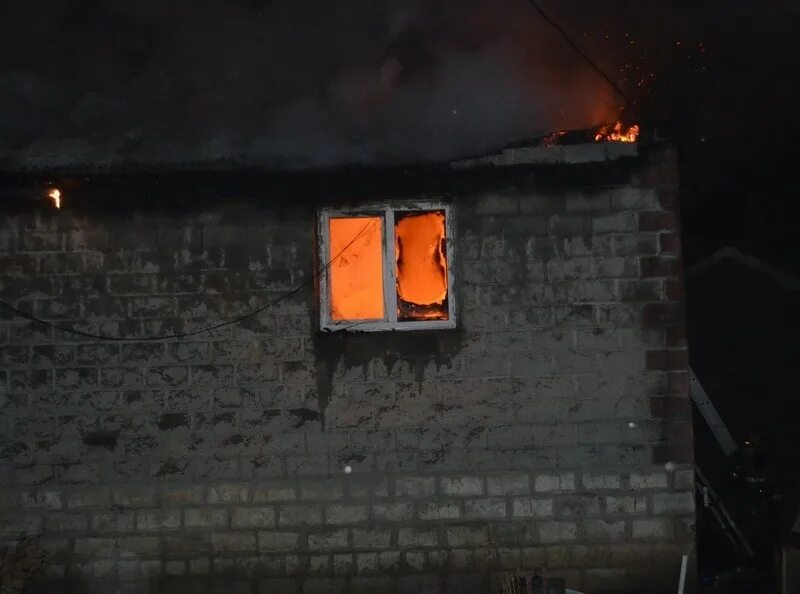 Горят два дома. Пожар в Магнитогорске сегодня ночью. Пожар в СНТ калибровщик -2. 02.05.2022 Пожар в садовом участке на керамике. Пожар в Магнитогорске в марте 2022.