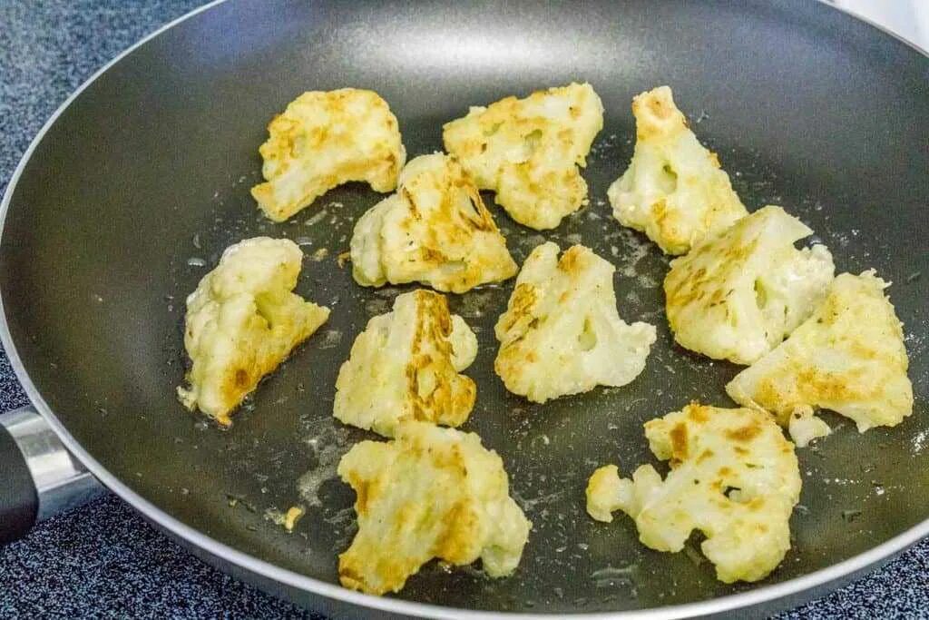Вкусно приготовить цветную капусту на сковороде. Приготовление цветной капусты на сковороде. жареная капуста на сковороде с молоком. капуста цветная жареная на сковороде с луком. капуста отварная и обжаренная в яйце на сковороде.