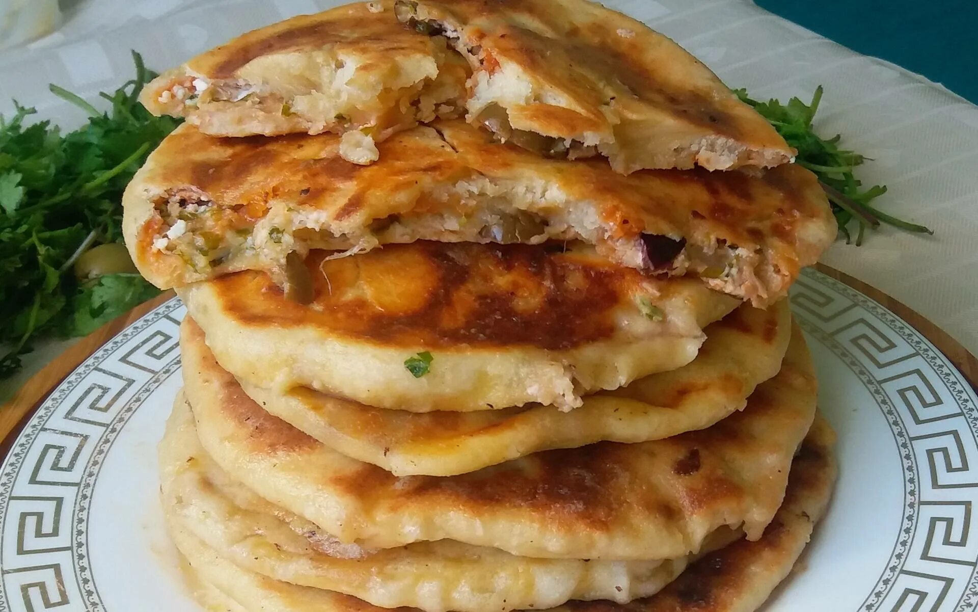 Готовить лепешки на кефире. Лепешка с начинкой. тонкие лепешки с начинкой. лепешка с мясом. лепешки на кефире с начинкой.