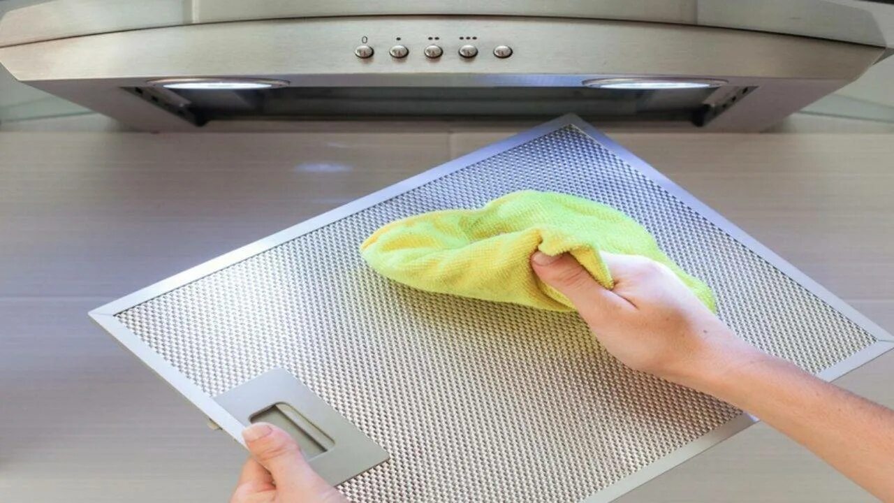 Очистить вытяжку от жира в домашних. Очистка кухонной вытяжки. Тряпка в вытяжке. Тряпка для кухонной вытяжки. Фильтр для вытяжки.