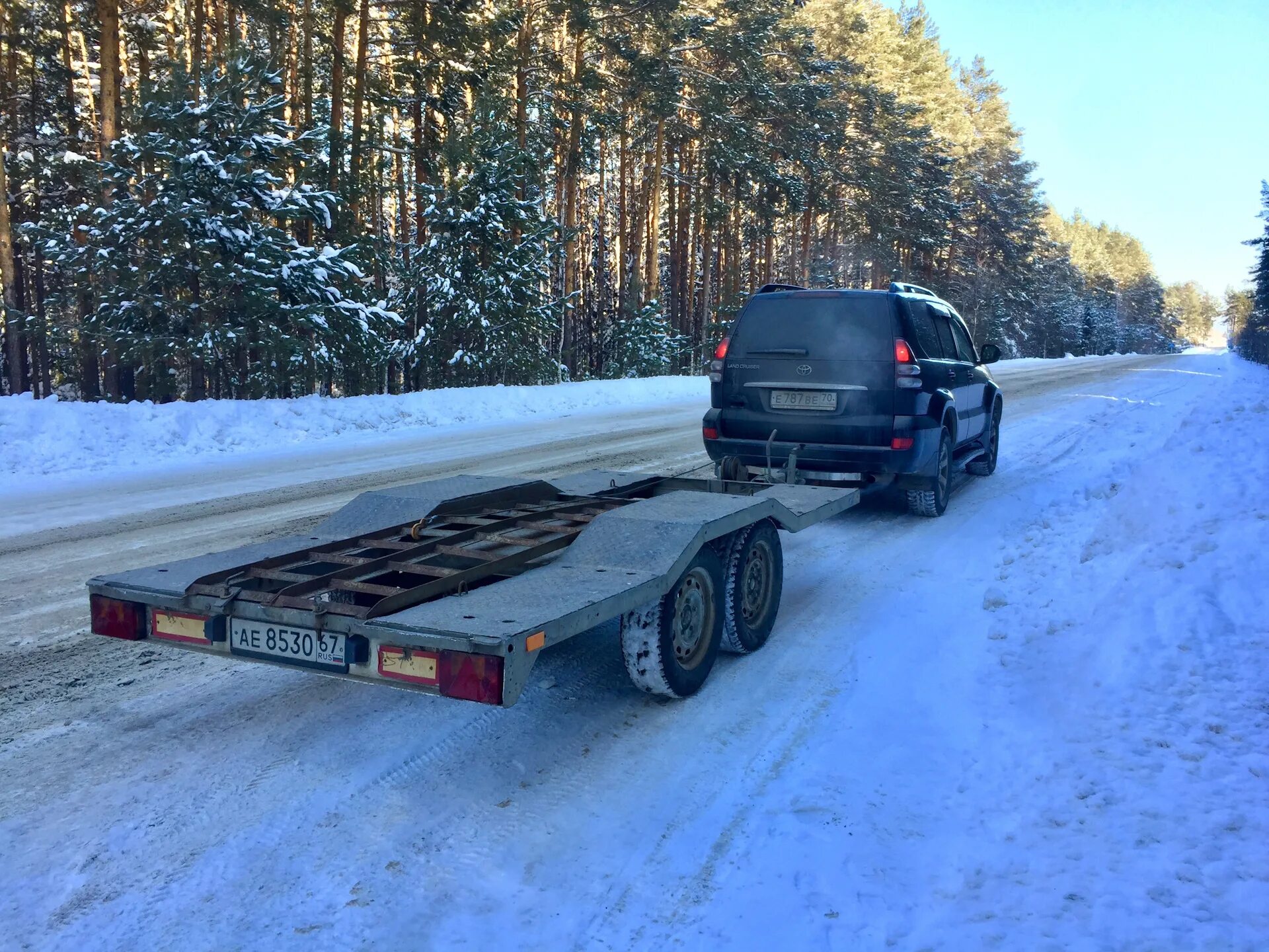 Прицеп везет машину. Прицеп лафет ПМ-32. Прицеп для перевозки вездехода. Лафет для перевозки автомобилей. Лафет автовоз.