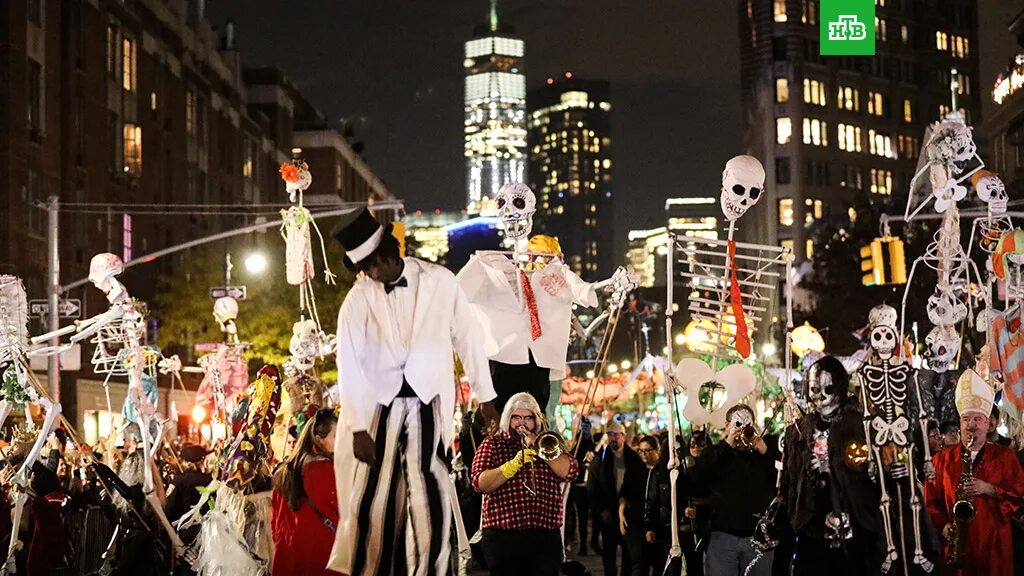 Хэллоуин американский праздник. The village halloween parade в нью-йорке. Парад хэллоуина. Хэллоуинский фестиваль. Праздник хэллоуин в америке.