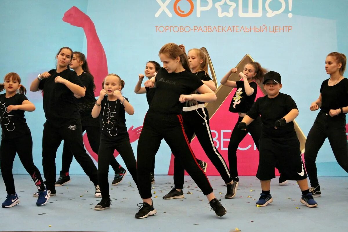 Танцы современные для подростков. Фитнес аэробика для детей. Танец для подростков в школе современные. Детская аэробика. Современные танцы.