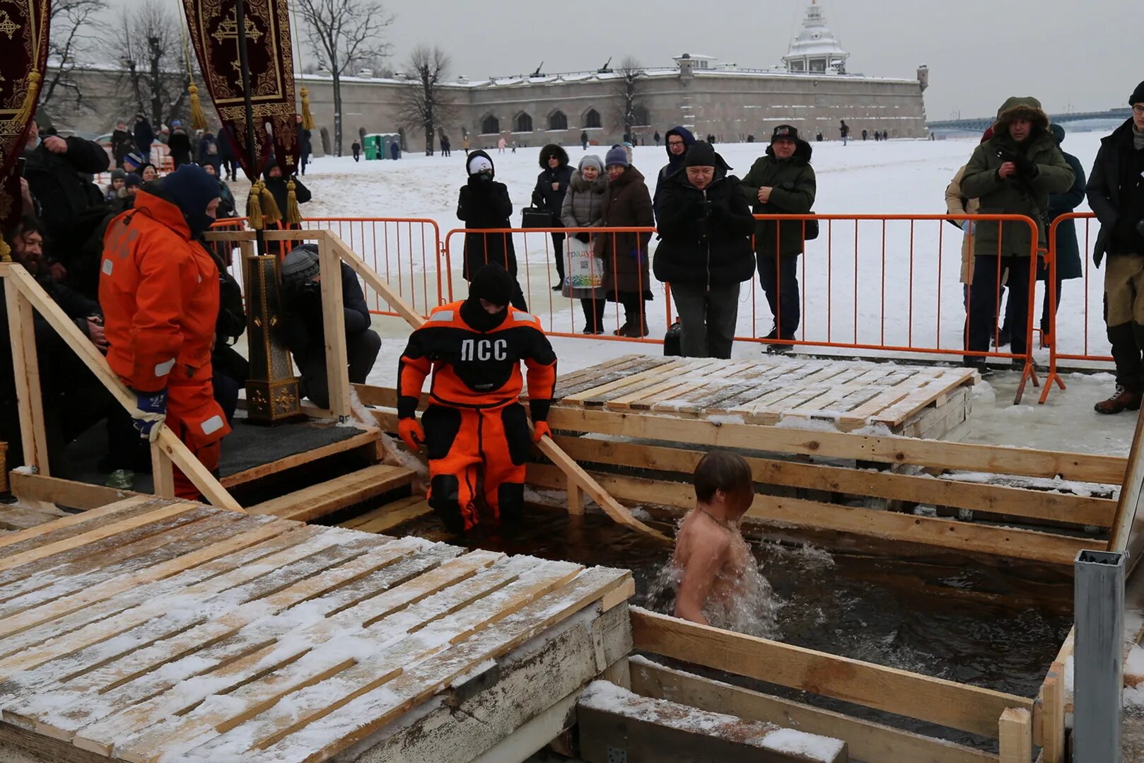 19 января 2026. Купель на крещение. Крещение Иордань. Иордань прорубь. Крещенские купания Петропавловка.