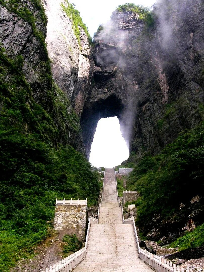 Оаху гавайи лестница. Горя тчньмэн небесные врата китай. Скульптура лестница. Лестница в небо в китае. Лестница в небо оаху.