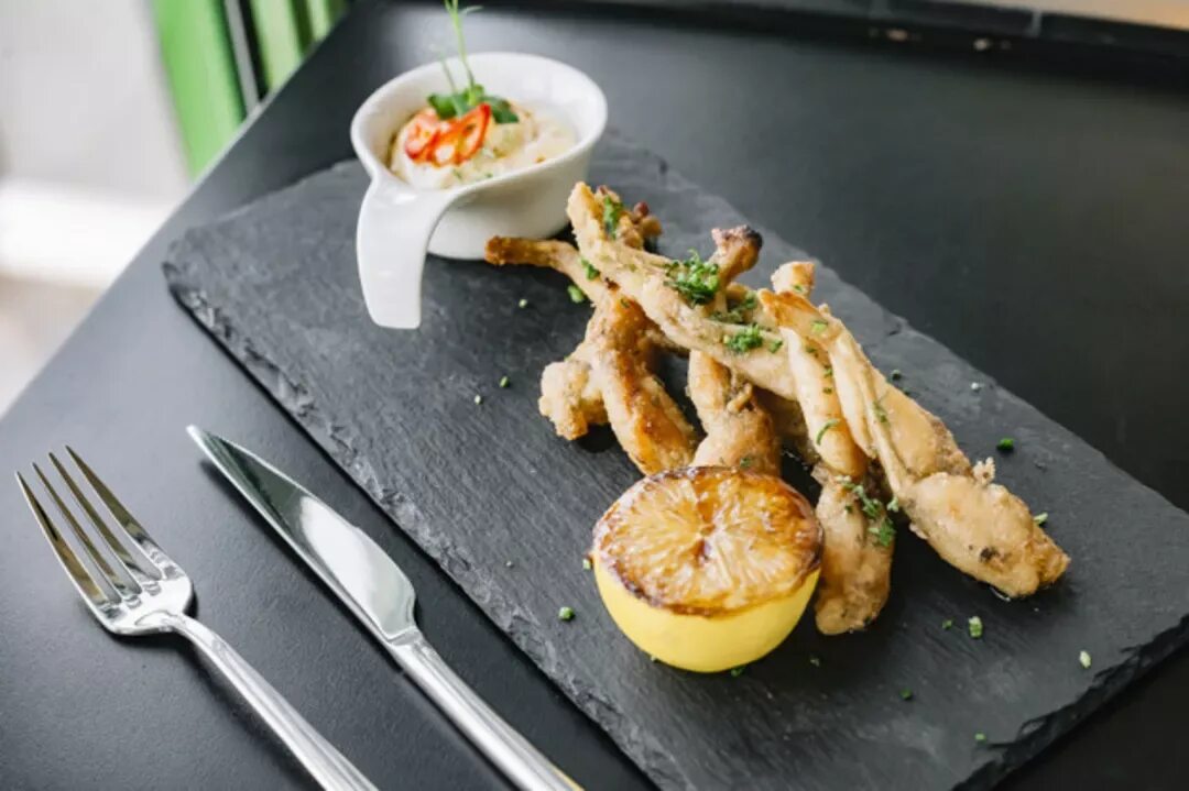 Frog legs. Лягушачьи лапки во Франции. Кухня Франции лягушачьи лапки. Французские деликатесы лягушачьи лапки. Лягушачьи лапки блюдо Франции.