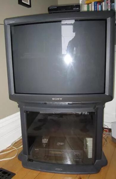 Старый нерабочий телевизор. Старый телевизор 1994. Телек 2000 года. Стекло от старых телевизоров.