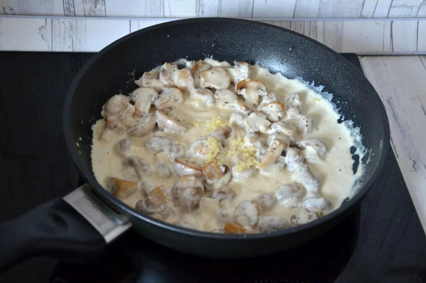 Курица в сливках с грибами на сковороде