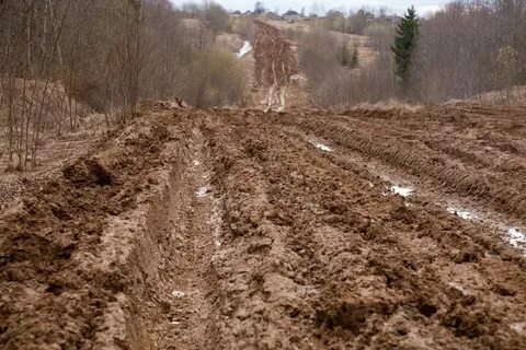 На бугре куда вела раскисшая от дождевой