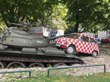Танк наехал на машину