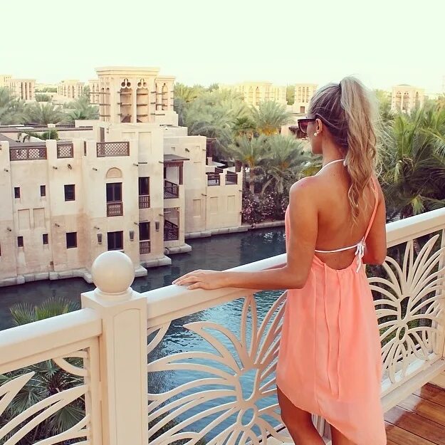 Девушки блондинки на в отелях. Блондинка в Дубае. Девушка блондинка в Дубае. Девушка на балконе.