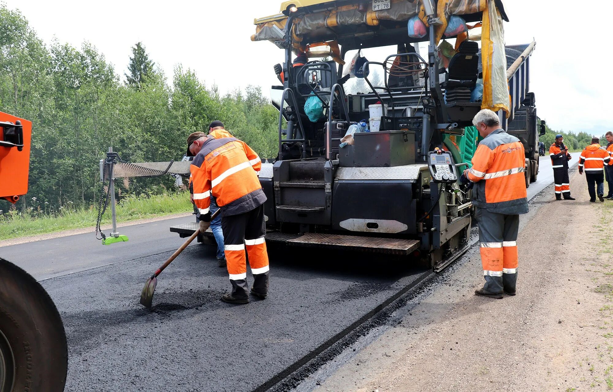 Дорожные работы. Ремонт дороги. Рабочий Дорожник. Дорожные работники.