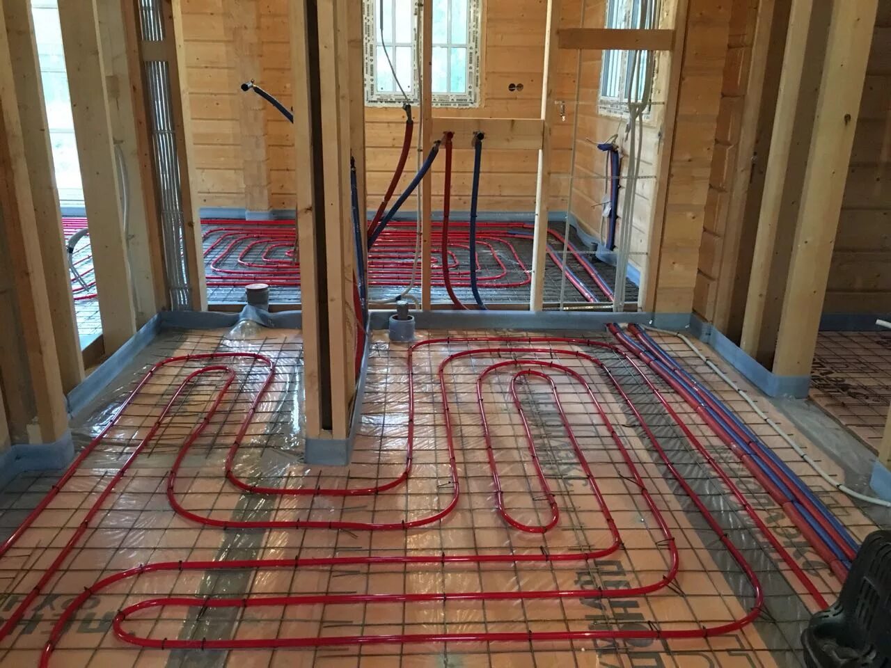 Монтаж водяного теплого пола d20. Тёплый пол из труб отопления. Теплый пол угловая змейка. Отопление в каркасном доме. Трубки для теплого водяного пола.