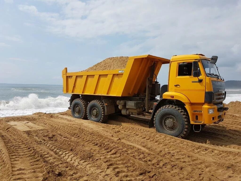 Сколько стоит машина песка с доставкой. КАМАЗ грузовой самосвал. КАМАЗ 6540 самосвал. КАМАЗ 65115 С песком. Карьерный самосвал КАМАЗ.