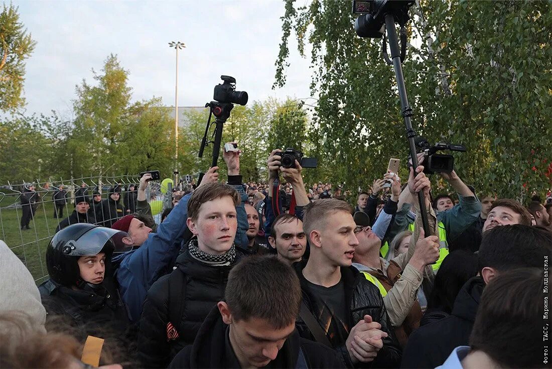 Люди против церкви. Протесты в Екатеринбурге против строительства храма. Храм в Екатеринбурге протест. Митинг против строительства храма в Екатеринбурге. Протесты в Екатеринбурге.