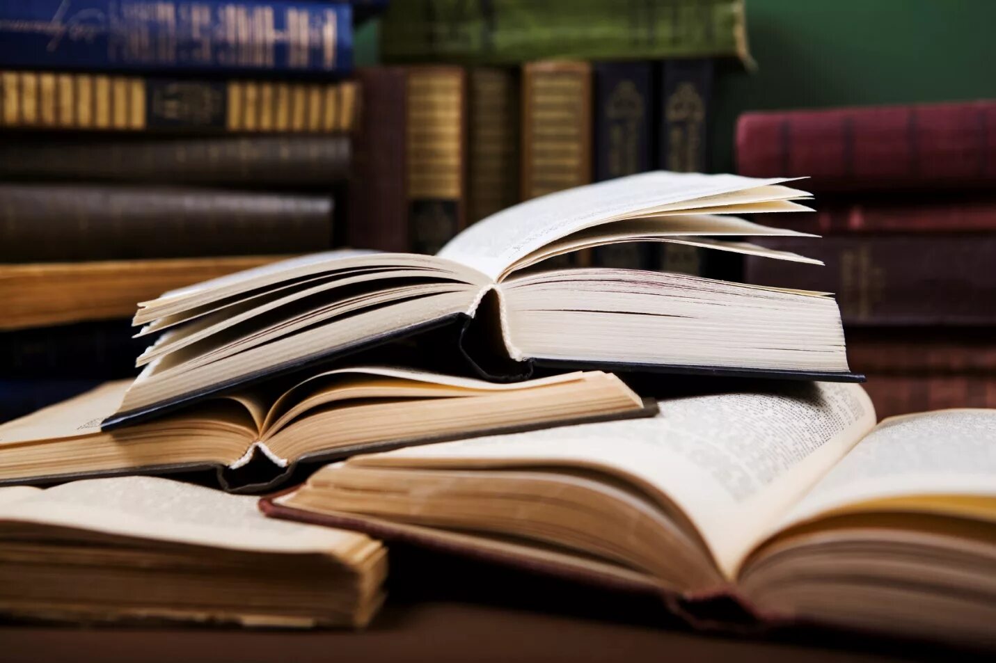 Список различных книг. Много книг. стопка книг. куча книг. много книжек.