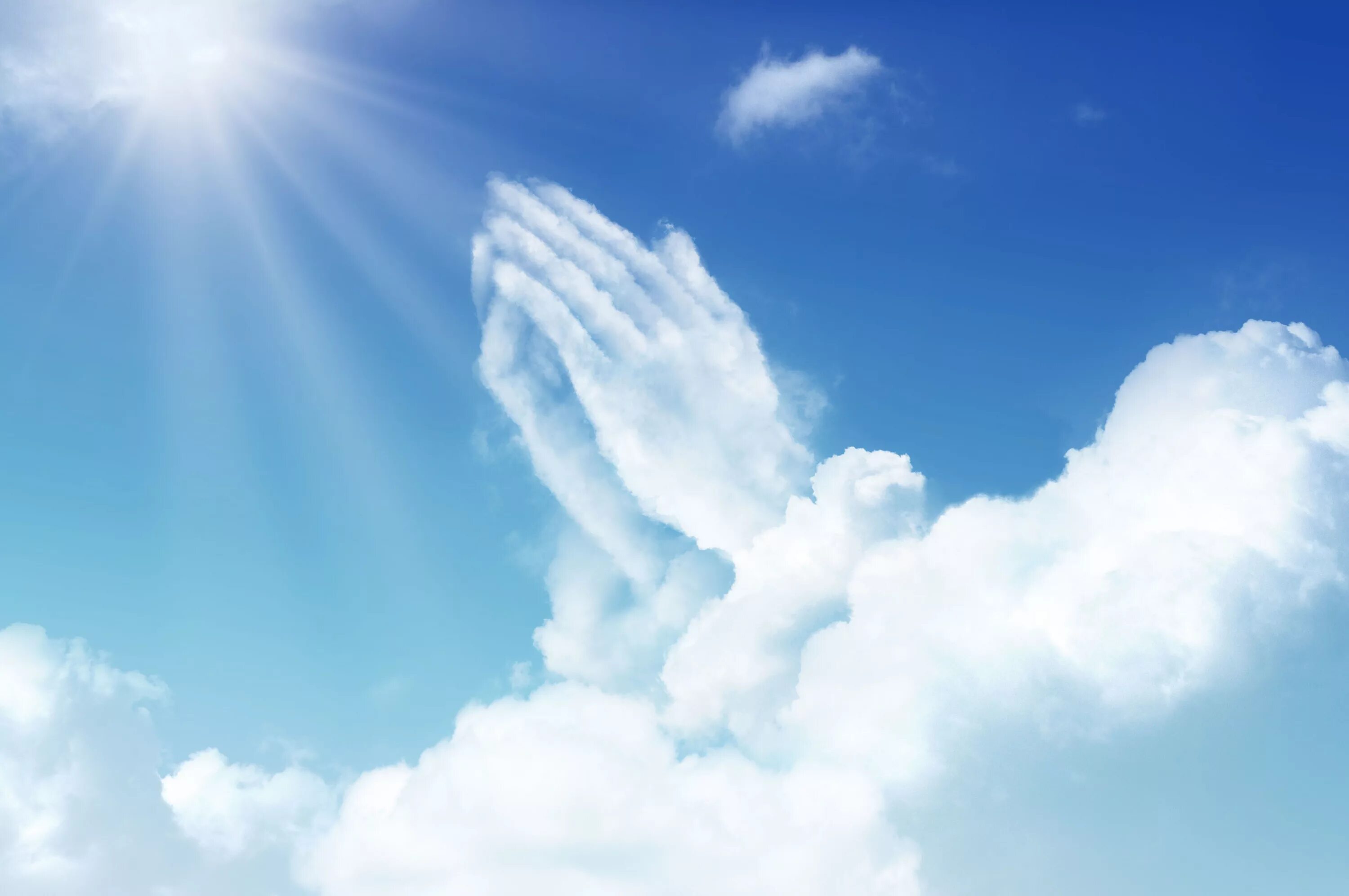 Облака руках облака качаются. Ангел в небе. Бог в небе. Небесные ангелы. Ангел на облаке.