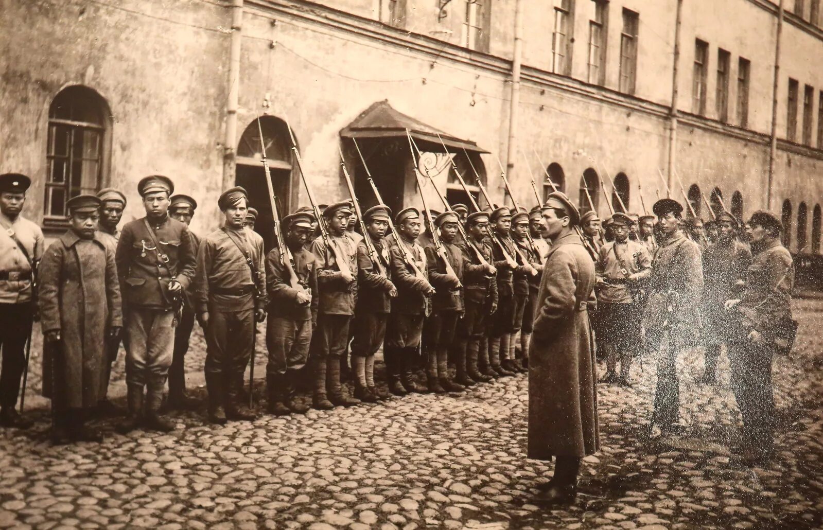 Гражданская революция 1918. Армия РККА 1918. Добровольцы в красную армию 1918.