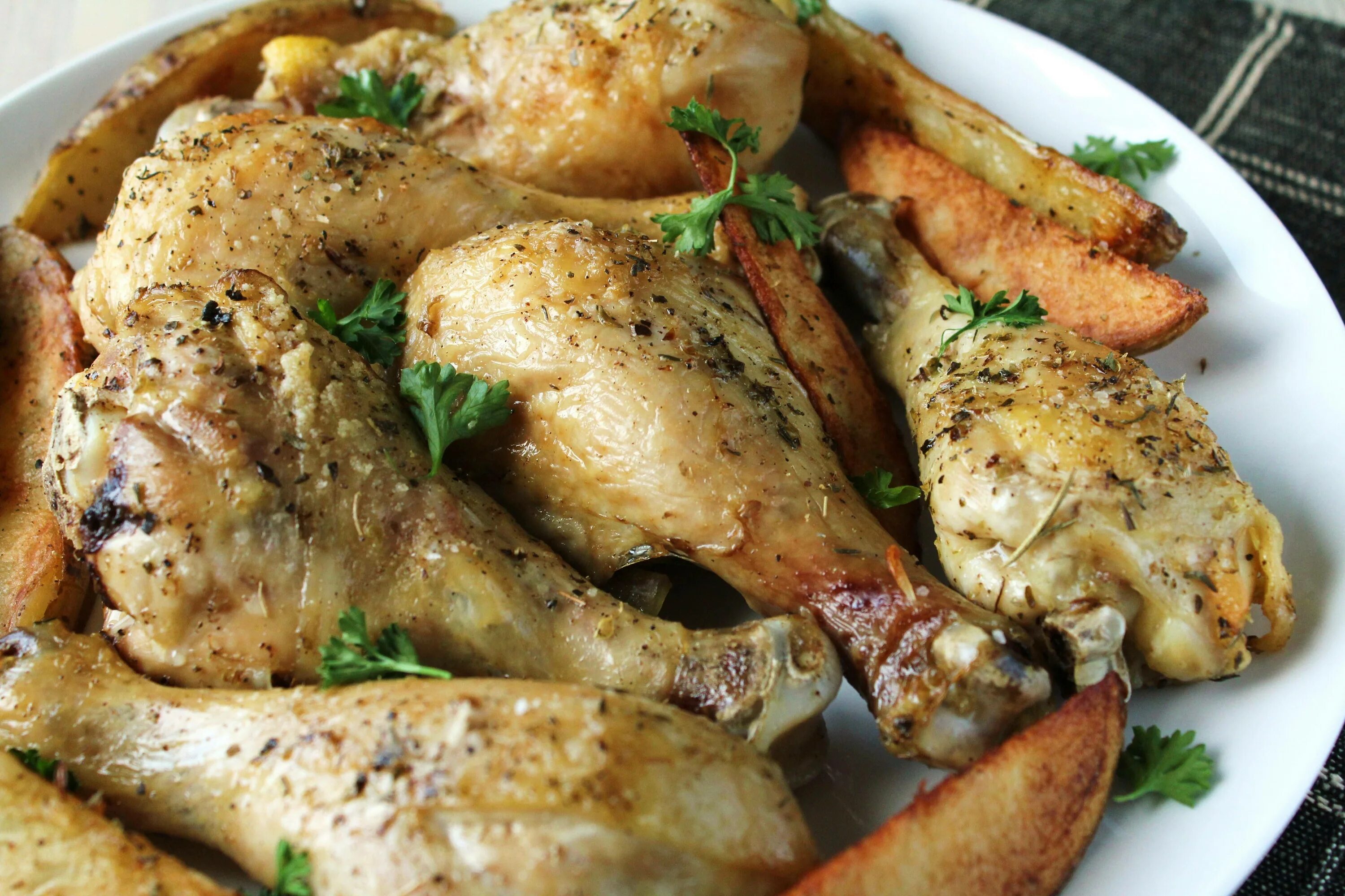 Вкусный рецепт голени курицы. Куриные окорочка в духовке с хрустящей корочкой. Куриные ножки на сковороде. Куриные голени на сковороде. Жареные ножки.