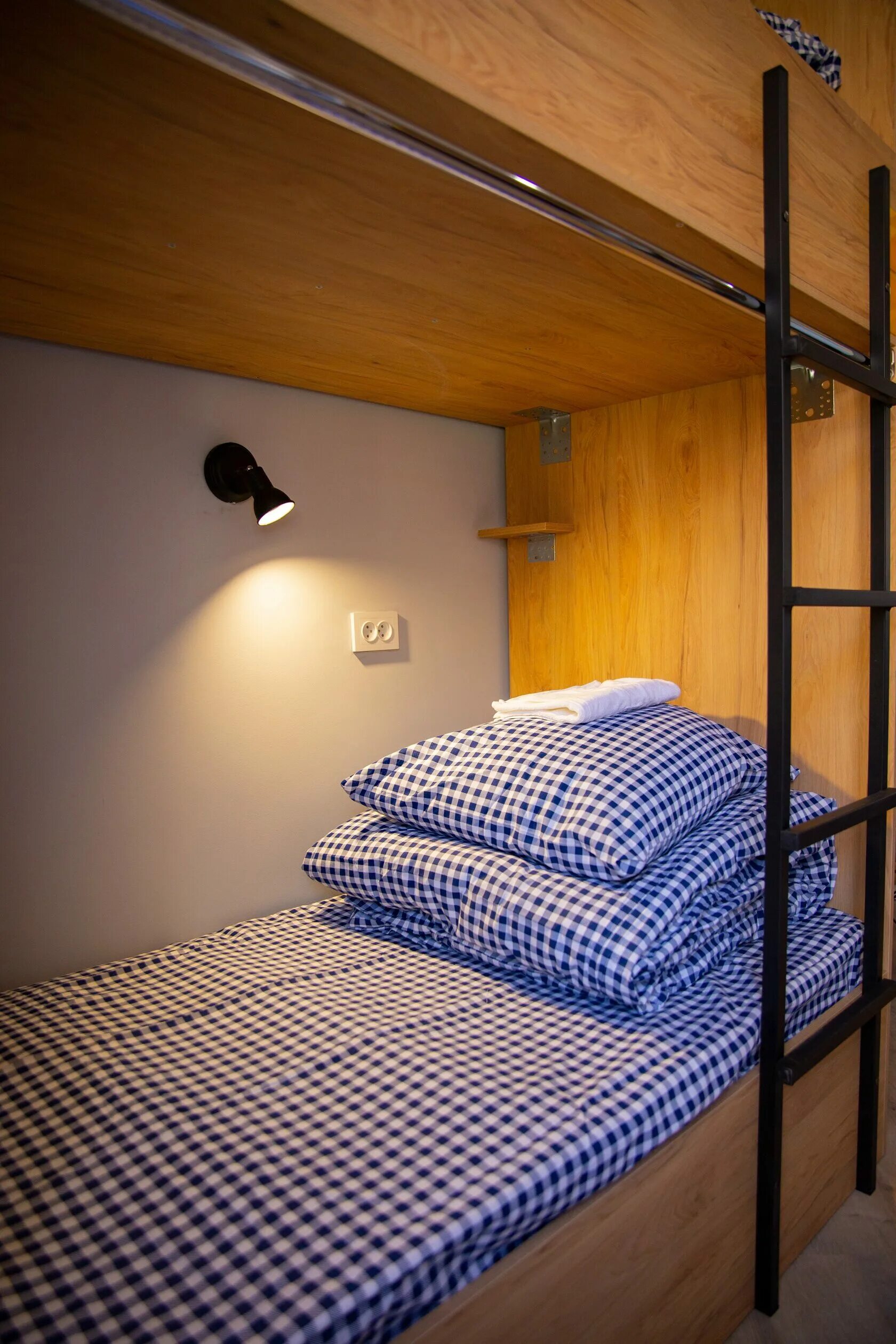 Хостел бишкек дешевше. Хостелы с двухъярусными кроватями. Общежитие бишкек. Хостел бишкек. Ололо бишкек хостел.