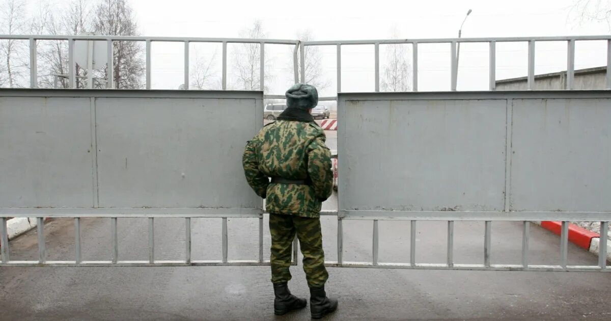 Сбежал из полка. Ворота воинской части. Ворота военной части. Контрольно пропускной пункт в армии. Самовольное оставление воинской части.