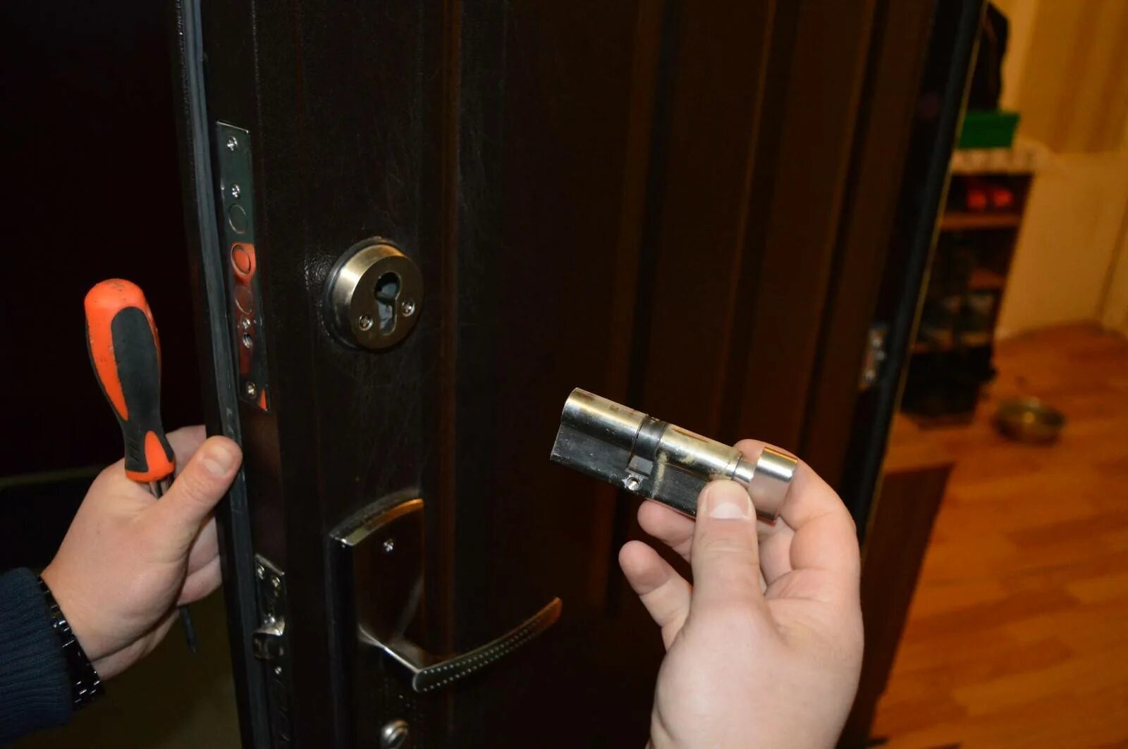Установщик дверных замков. Поменять ключи в квартире. Замки на входную дверь в квартиру. Вскрытие замков powerman. Ключ в двери.