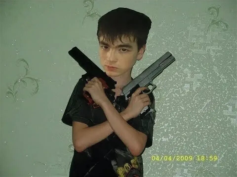 Sean o donnell 15 лет. кринжовая прическа. школьник с пистолетом. смешные прически мужские. кринжовые парни.