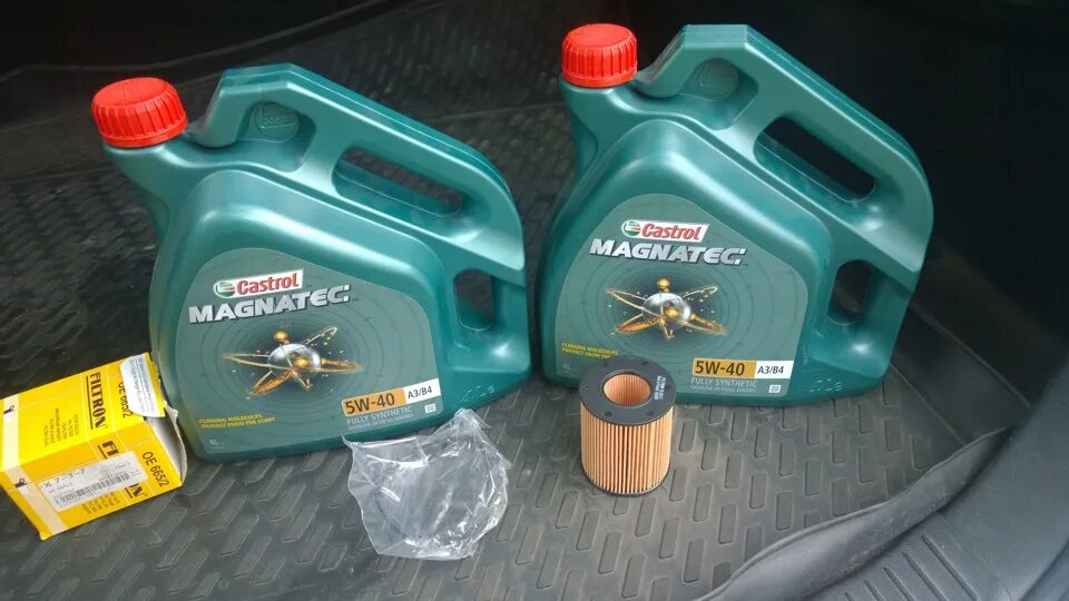 Канистра кастрол магнатек. Castrol две канистры 4+1. Castrol Magnatec Старая канистра. Расходников для Мазда CX-7 масла. Мазда сх7 какое масло