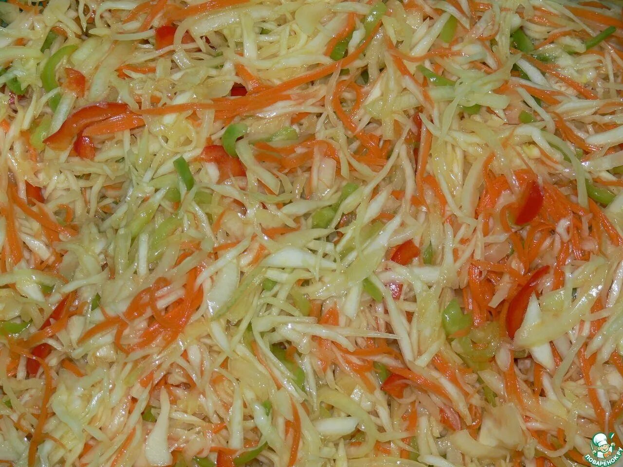 Салат капустный с перцем. Салат витаминный из капусты и моркови. салат капуста морковь перец болгарский. капуста с морковью и перцем болгарским. витаминный салат на зиму.
