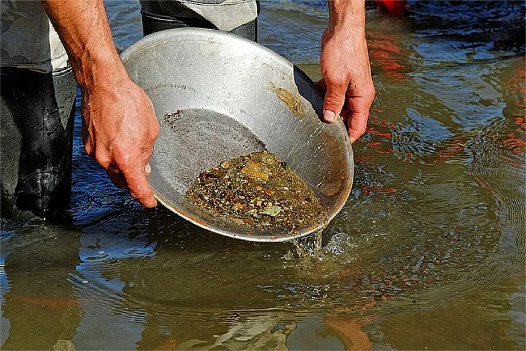 Золото старатели бодайбо. Артель золотодобыча. Добыча золота в городе. Крупинки золота. Южный урал золотодобыча.
