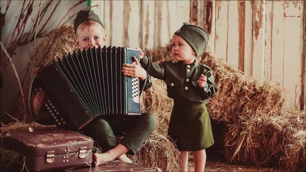 Песня смуглянка поют дети. Тальянка гармонь. Солдат с гармошкой. Гармошка для детей.