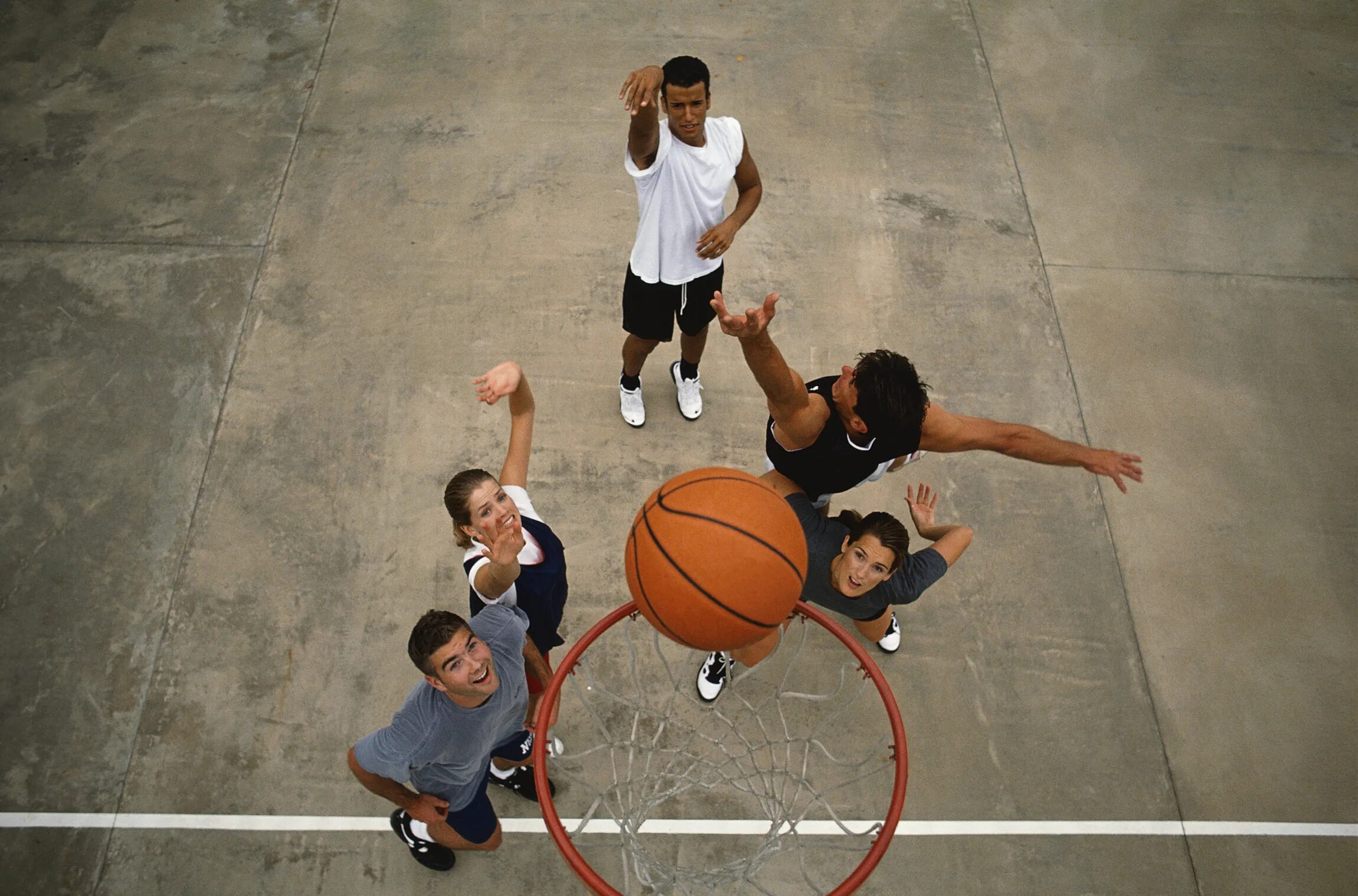 Баскетбол дети. Спортивные увлечения. Спортивные игры. Дети играющие в баскетбол. How to play sports